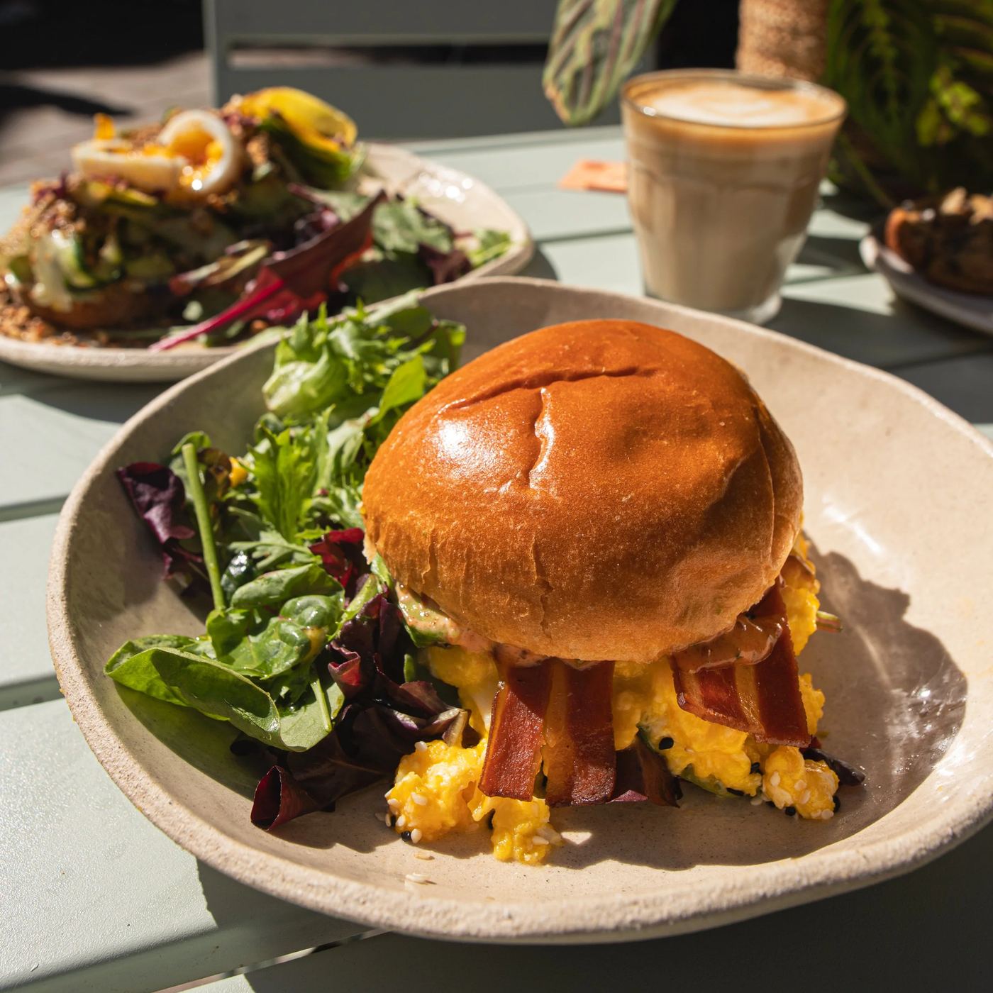 Scrambled Eggs Bun — bun brioché aux œufs brouillés bio, avocat et bacon vegan