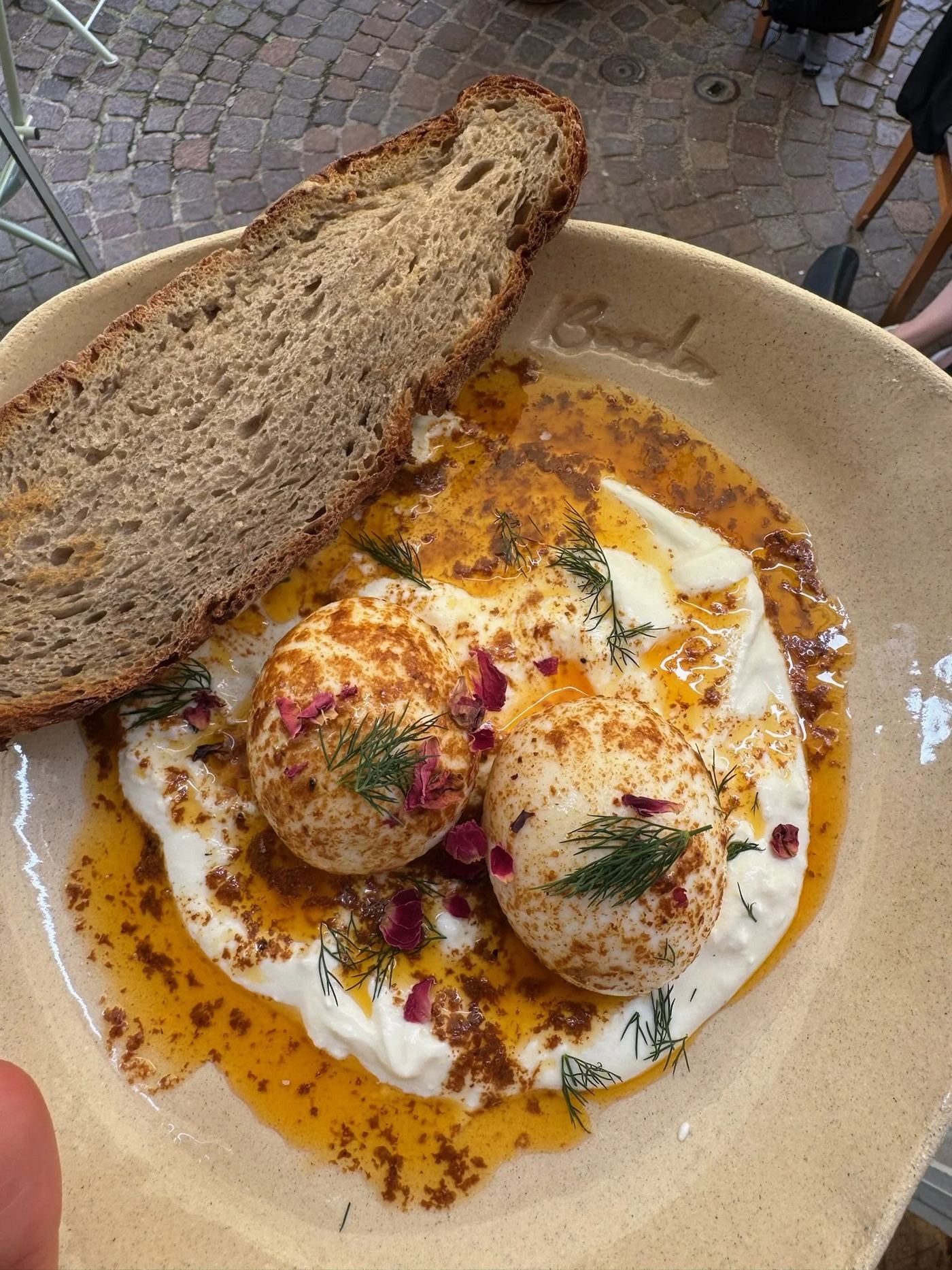 Plat du matin dressé sur la table