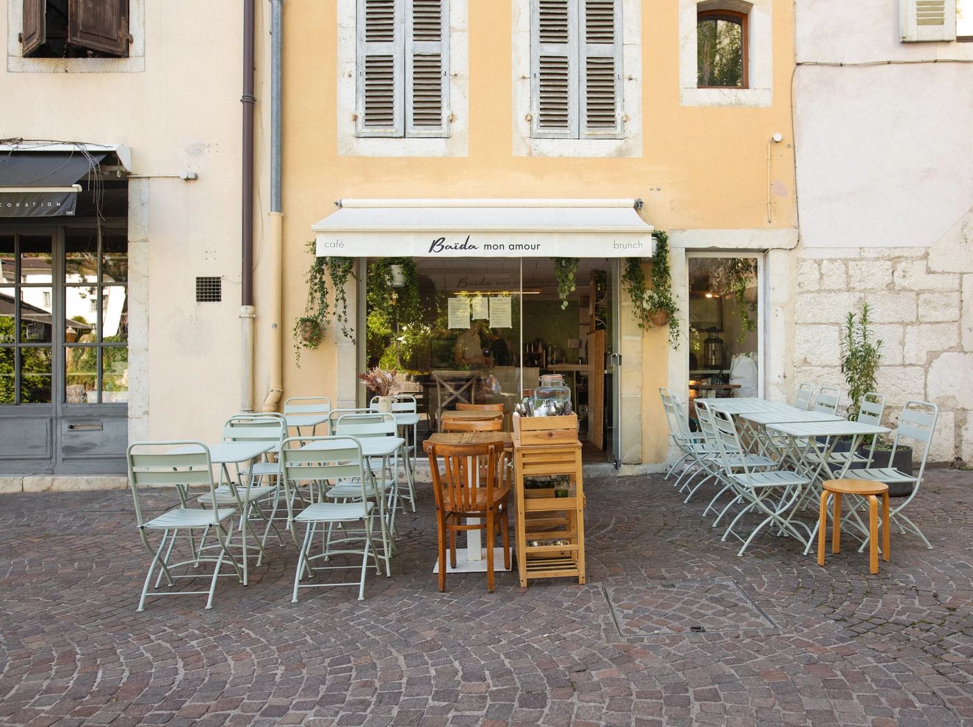 La terrasse de Baïda, tables et chaises blanches sur la place